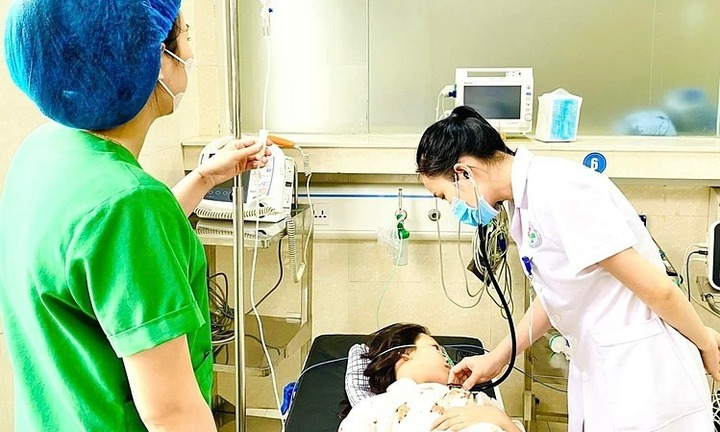 Bé gái nguy kịch sau khi chạm vào dây sạc điện thoại đang cắm