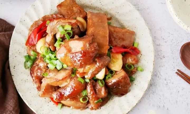 Cách làm món gà kho khoai môn đậm đà, dễ làm, thích hợp cho người lười