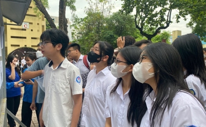 Hơn 100.000 học sinh Hà Nội hồi hộp làm thủ tục thi vào lớp 10