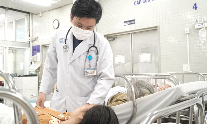 Nữ sinh nằm làm bài thi vào lớp 10 tại TP.HCM đã nhập viện cấp cứu