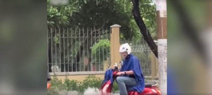 Video: Anh Tây đội mưa, thích thú lái xe máy ngập nước trên đường phố Việt Nam