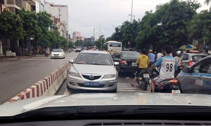 CSGT có được quyền dừng xe biển số đỏ và xanh không?