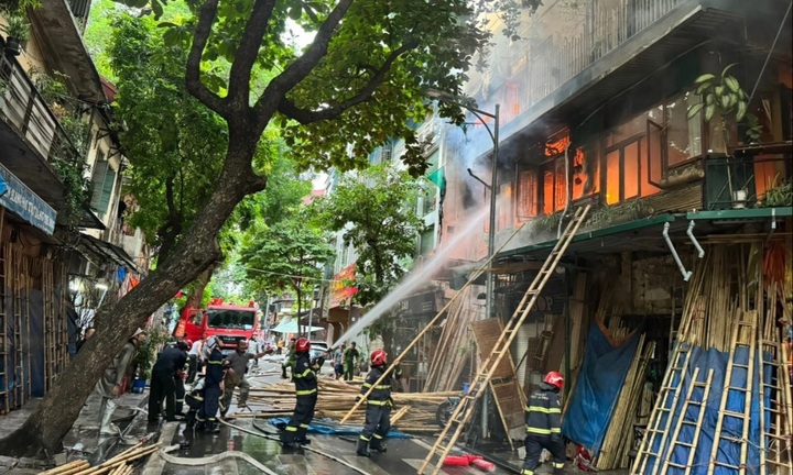 Hà Nội: Cháy quán cà phê trên phố Hàng Vải lúc rạng sáng