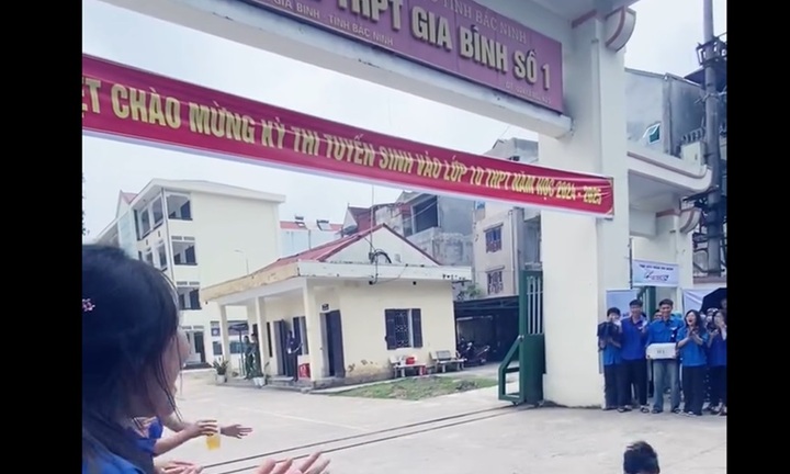 Màn ăn mừng ấn tượng của nam sinh đầu tiên bước ra khỏi phòng thi ở Bắc Ninh