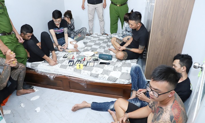 Tin tức pháp luật mới nhất ngày 9/6: Bắt 8 con nghiện đang “phê đá” tại nhà