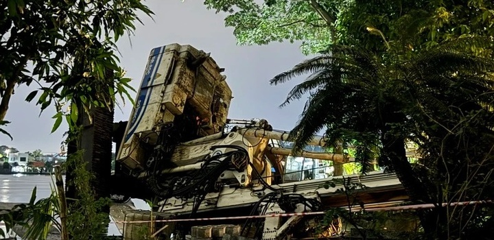 Cả gia đình đang câu cá, bất ngờ cần trục trên sà lan va vào tường nhà 