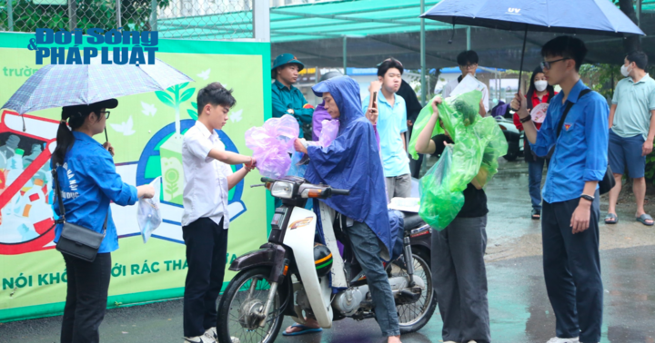 Kỳ thi vào lớp 10 ở Hà Nội:  Thí sinh, phụ huynh nhọc nhằn 