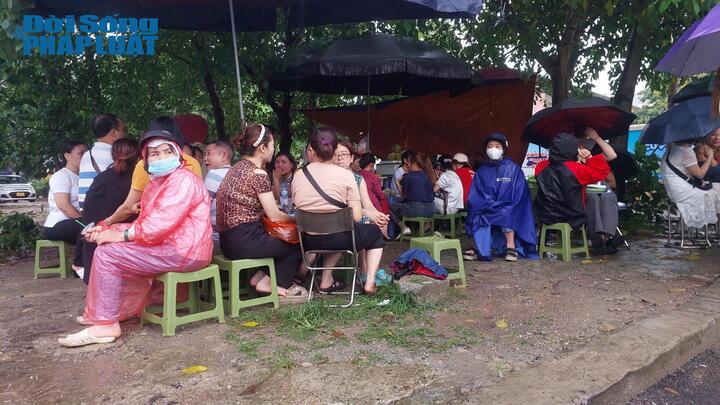 Kỳ thi vào lớp 10 THPT: Phụ huynh Hà Nội sốt ruột đợi con  dưới cơn mưa nặng hạt