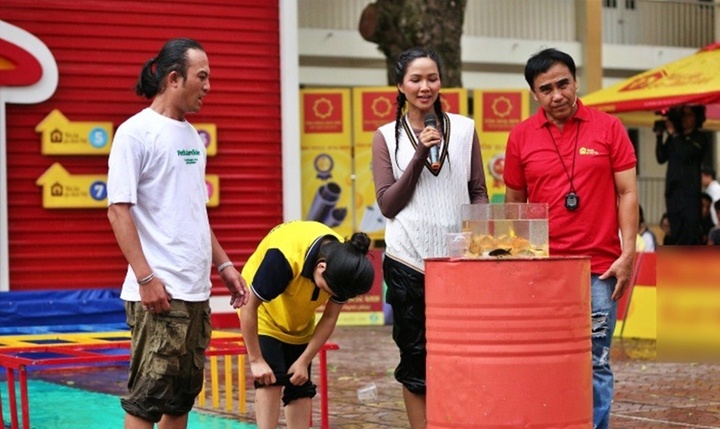 Quyền Linh, H’Hen Niê và Doãn Quốc Đam đội mưa ghi hình 