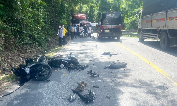 Xe khách lấn làn tông xe máy trên đèo Bảo Lộc, 2 người thương vong 
