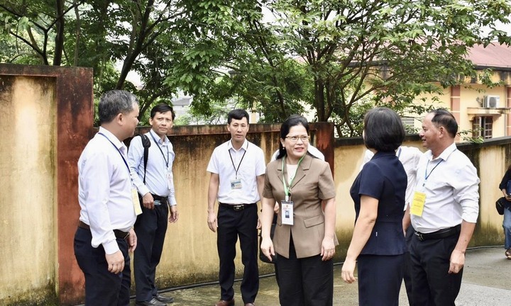 Thứ trưởng Bộ GD-ĐT Nguyễn Thị Kim Chi kiểm tra chuẩn bị thi tốt nghiệp THPT tại tỉnh Yên Bái