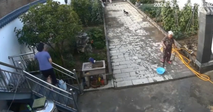 Con gái dựng tóc gáy khi thấy mẹ già làm điều này
