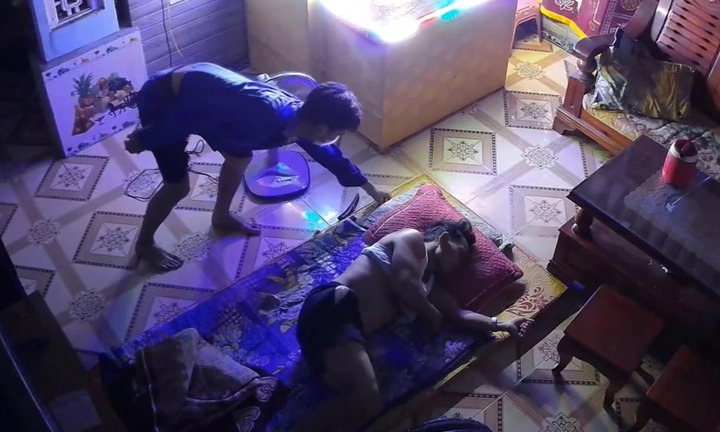 “Đạo chích” thản nhiên lục lọi tài sản mặc cho 