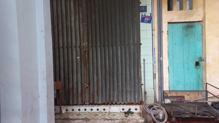 Khống chế người đàn ông đâm hàng xóm trọng thương rồi cố thủ trong nhà