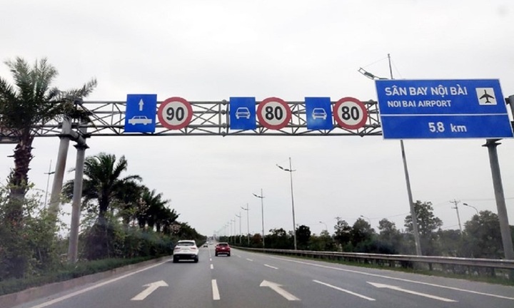 Lỗi sai làn và lỗi không tuân thủ vạch kẻ đường khác nhau ra sao?