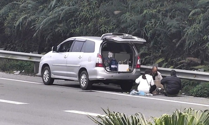 Mức phạt nào cho việc dừng xe ăn uống trên đường cao tốc