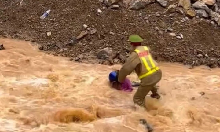 Thượng úy công an lao vào dòng nước chảy xiết cứu 2 người bị lũ cuốn ở Hà Giang