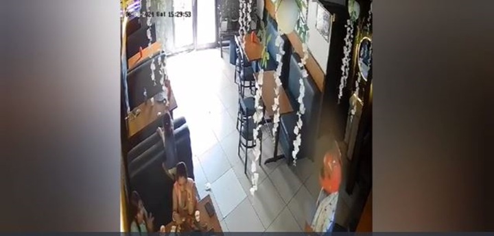 Video: Người phụ nữ bất ngờ bị cướp dây chuyền khi đang thưởng thức bữa ăn