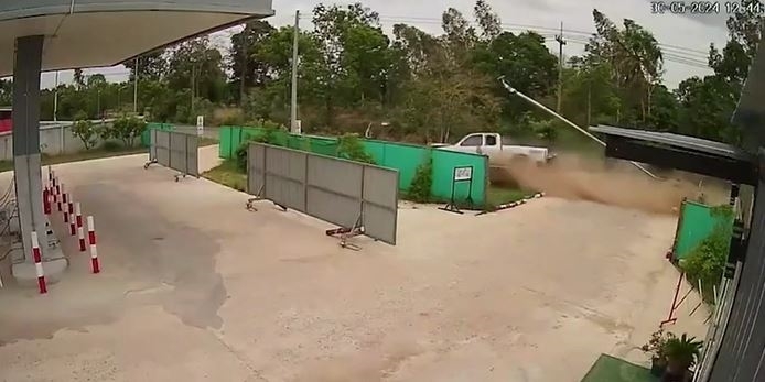 Tài xế ngủ gật,  xe bán tải đâm xuyên hàng rào trạm xăng