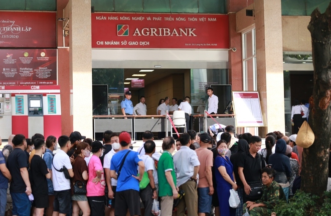 Nhọc nhằn cảnh người người đổ xô xếp hàng từ tối hôm trước, mòn mỏi chờ mua vàng 