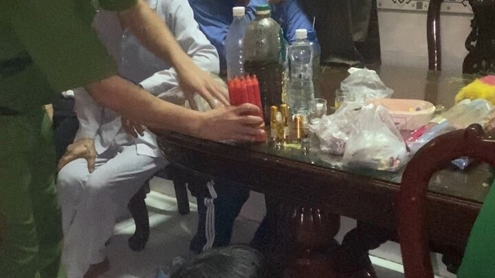 Thầy bùa chữa bệnh bằng nhang nến, nước cúng bị phạt 45 triệu đồng 