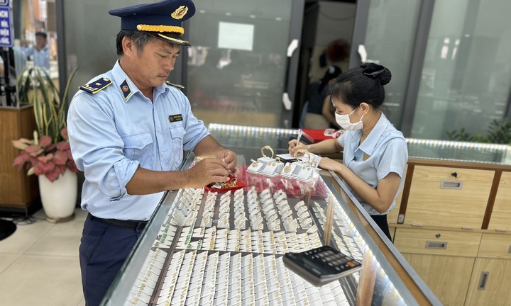 Xử phạt doanh nghiệp kinh doanh vàng bạc giả mạo nhãn hiệu Chanel