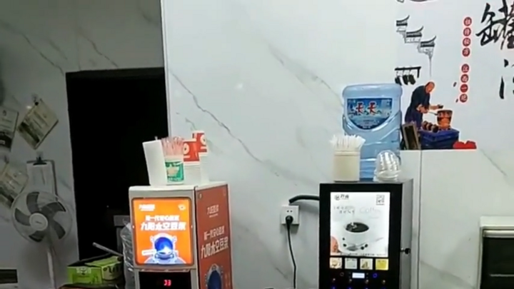 Nổi da gà trước cảnh tượng chuột  "nhâm nhi " chiếc đùi vịt trong quán ăn