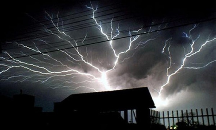 Góc cảnh báo: Vì sao không nên tắm khi trời sấm sét?