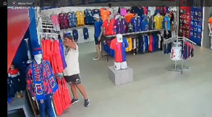 Không đứng vững trước cảnh tượng camera ghi lại của người đàn ông