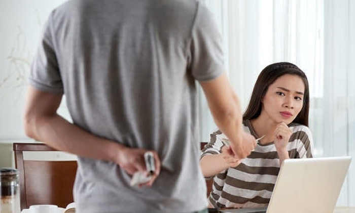 Vợ ép chồng đưa lương có phải là