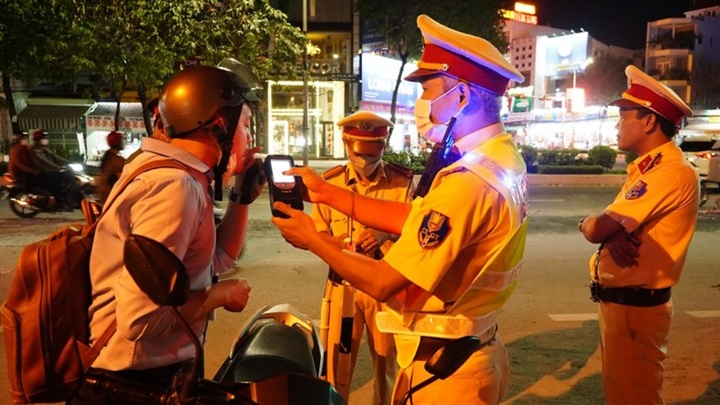 Nam tài xế bị phạt tiền, tước giấy phép lái xe do không chịu đo nồng độ cồn