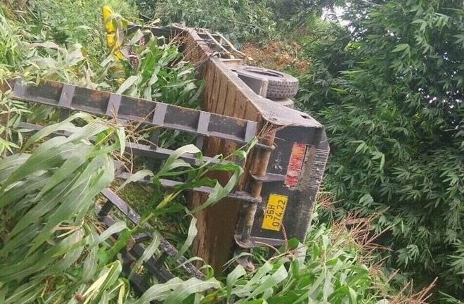 Xe tải chở máy xúc lao xuống vực, tài xế tử vong thương tâm