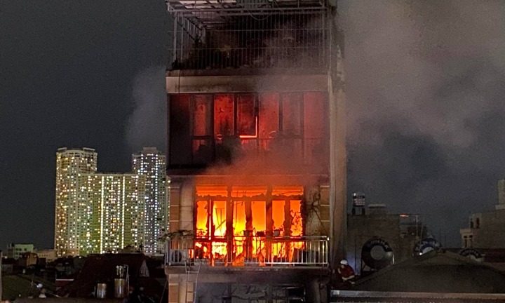 Hà Nội: Hiện trường vụ cháy lớn tại Hoàng Mai, nghi nhiều người mắc kẹt