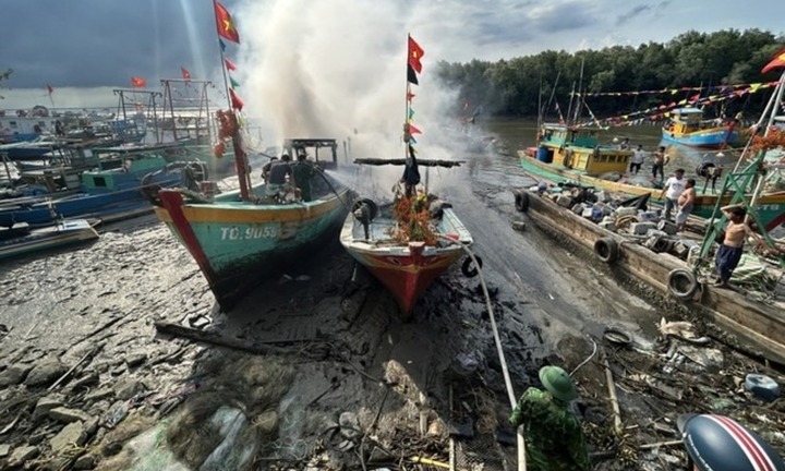 Hai tàu cá neo đậu tại cảng ở Cần Giờ bất ngờ bị bốc cháy