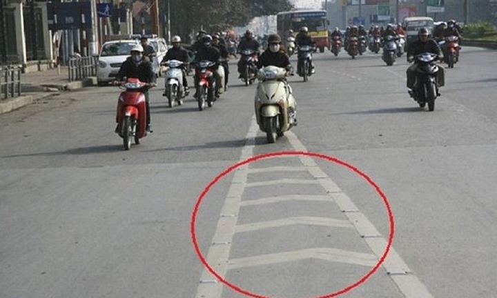 Vạch tam giác trên đường có ý nghĩa gì?