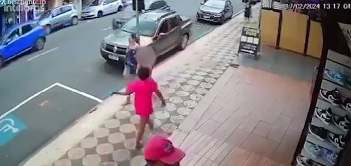 Video: Người phụ nữ vô cớ tát bé gái 5 tuổi giữa phố, nhiều người phẫn nộ