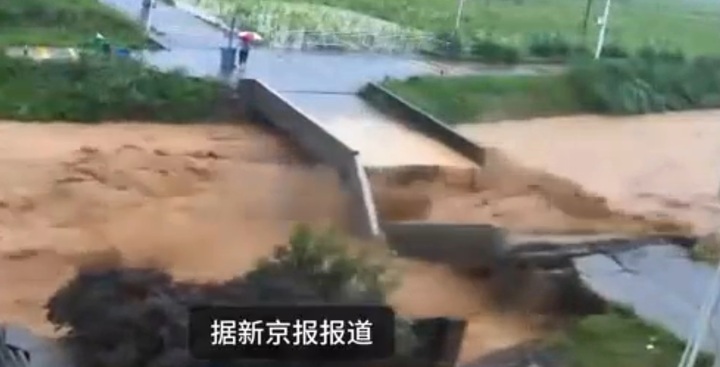 Cây cầu đổ sập trong tích tắc do lũ xiết
