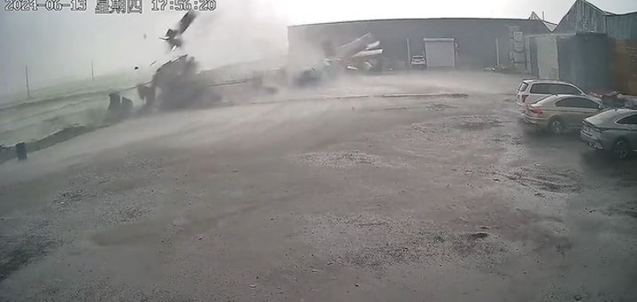 Clip: Khoảnh khắc lốc xoáy thổi bay hàng rào kim loại lên không trung