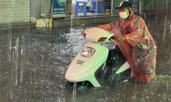 Hà Nội có thể sắp đón mưa rào kèm dông lốc, khả năng xuất hiện mưa đá