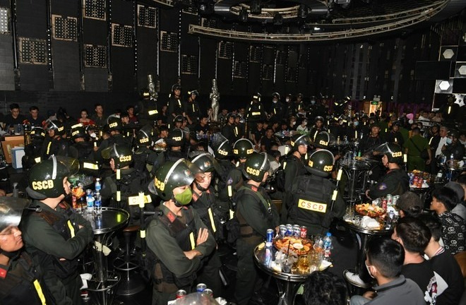 Quán bar Phương Lâm hoạt động xuyên đêm, chào mời và bán ma túy công khai