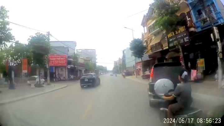 Sau va chạm với xe ben, nam thanh niên bị tông văng xuống đường