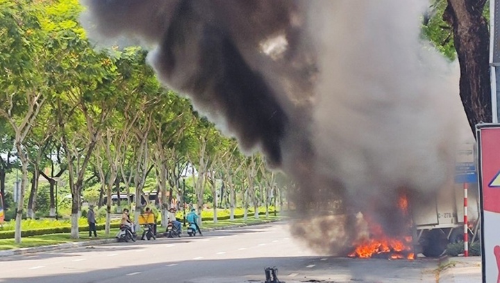 Xe ô tô tải chở linh kiện điện tử cháy ngùn ngụt ở Đà Nẵng 
