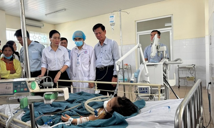 Bí thư Tỉnh ủy Quảng Ngãi thăm 2 cháu bé trong vụ án cả gia đình bị sát hại