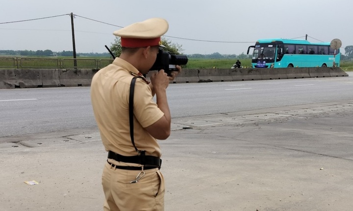 CSGT có được “ẩn” trong ô tô để bắn tốc độ không?