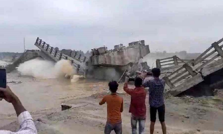 Sập cầu mới xây chờ khánh thành ở Ấn Độ