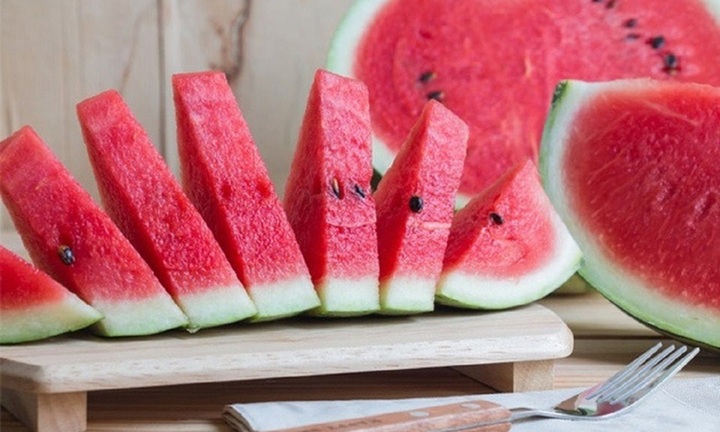 Ai không nên ăn dưa hấu?