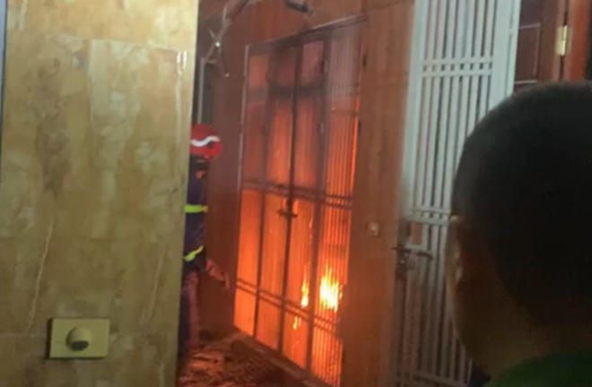 Giải cứu 1 người trong đám cháy lúc rạng sáng tại Hà Đông