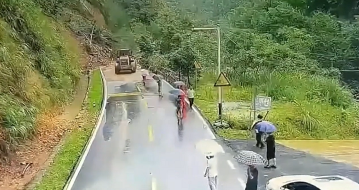 Sườn núi đổ sập suýt