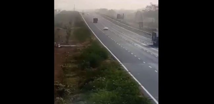 Video: Ô tô bất ngờ lao khỏi đường cao tốc và lật nhiều vòng