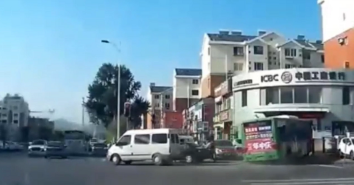 Vượt ẩu, xe buýt lao vào ngân hàng, nhiều hành khách bị thương
